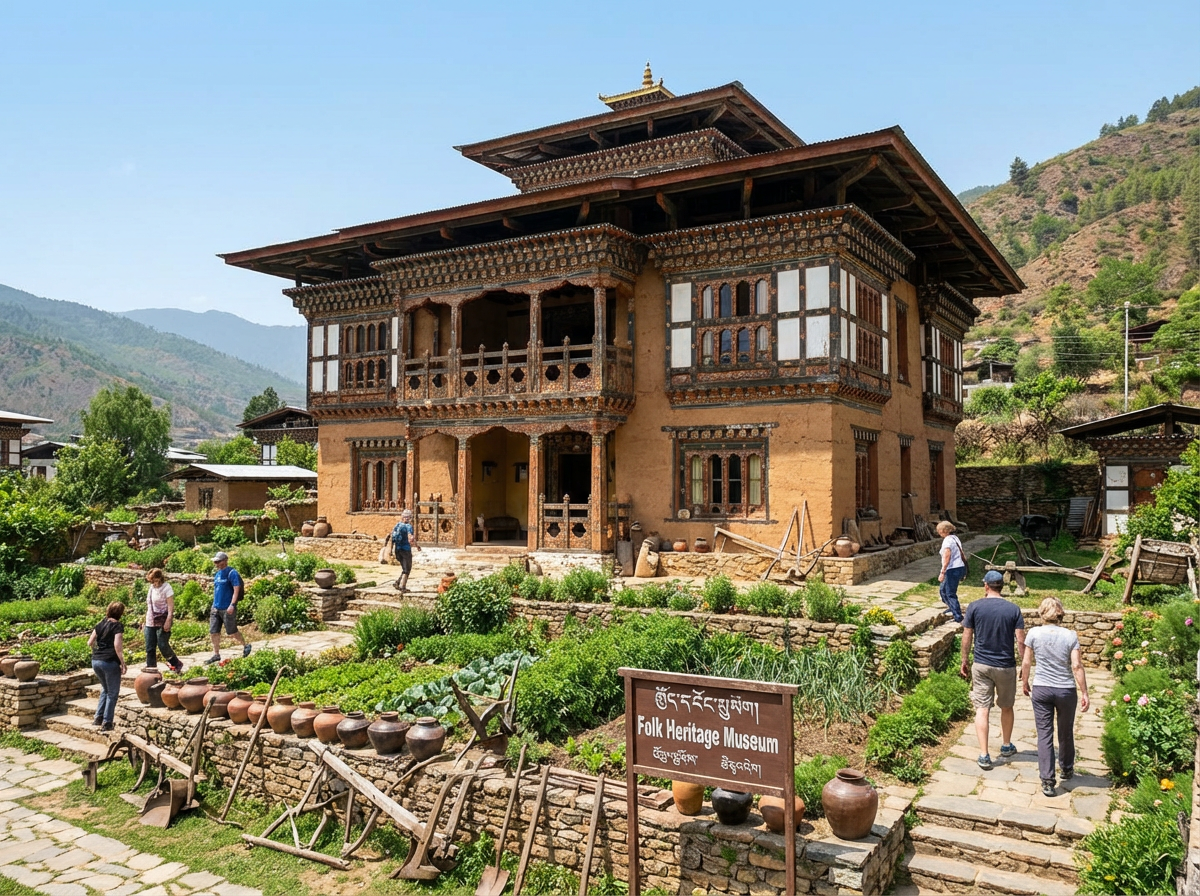 Das Folk Heritage Museum in Thimphu: Ein traditionelles dreistöckiges Bauernhaus aus Lehm und Holz mit typischen bhutanischen Verzierungen, umgeben von einem Bauerngarten mit alten Gerätschaften